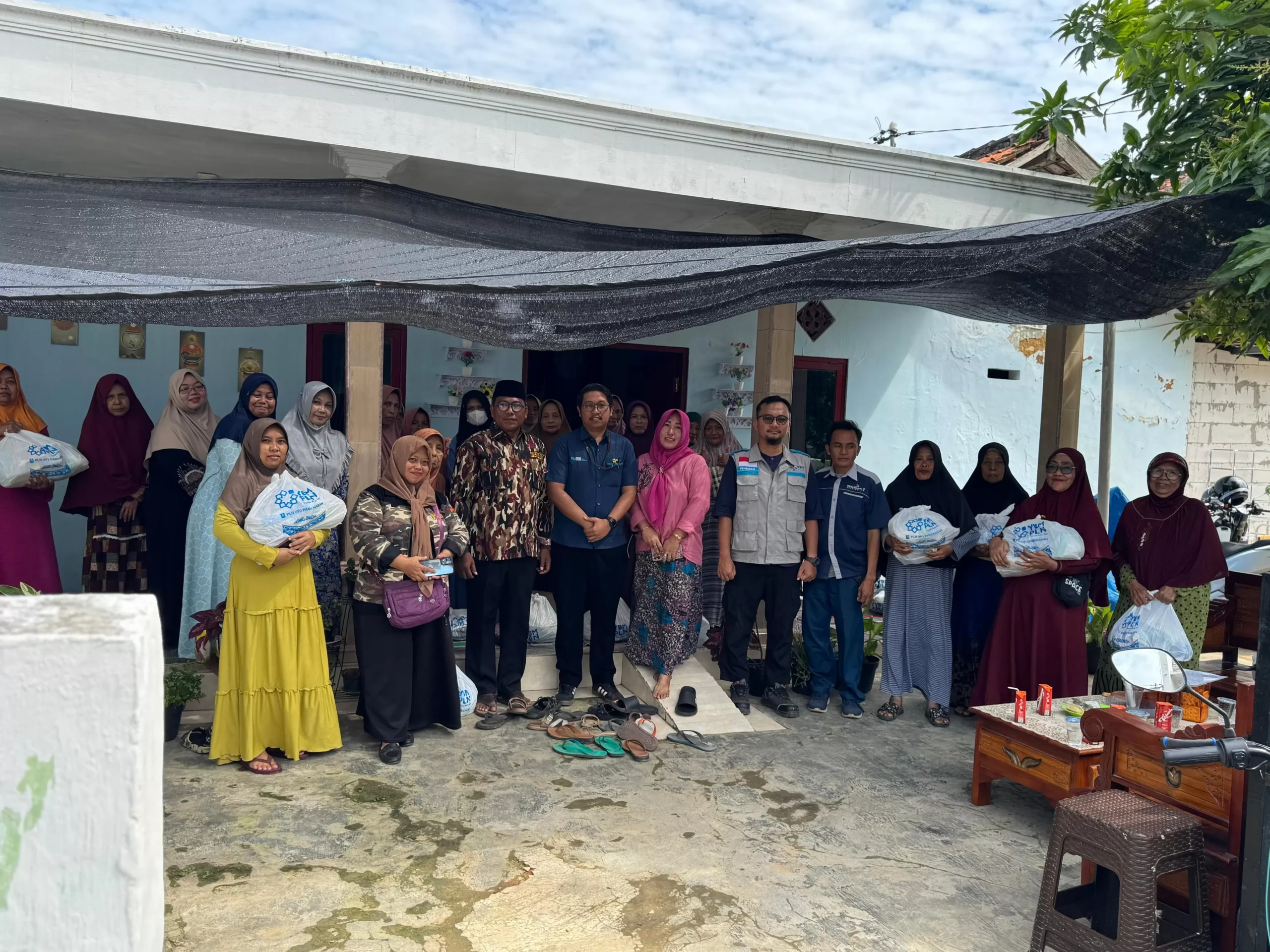 Bantuan PLN Madura Kisah Haru di Balik Sembako untuk Dhuafa Sumenep scaled