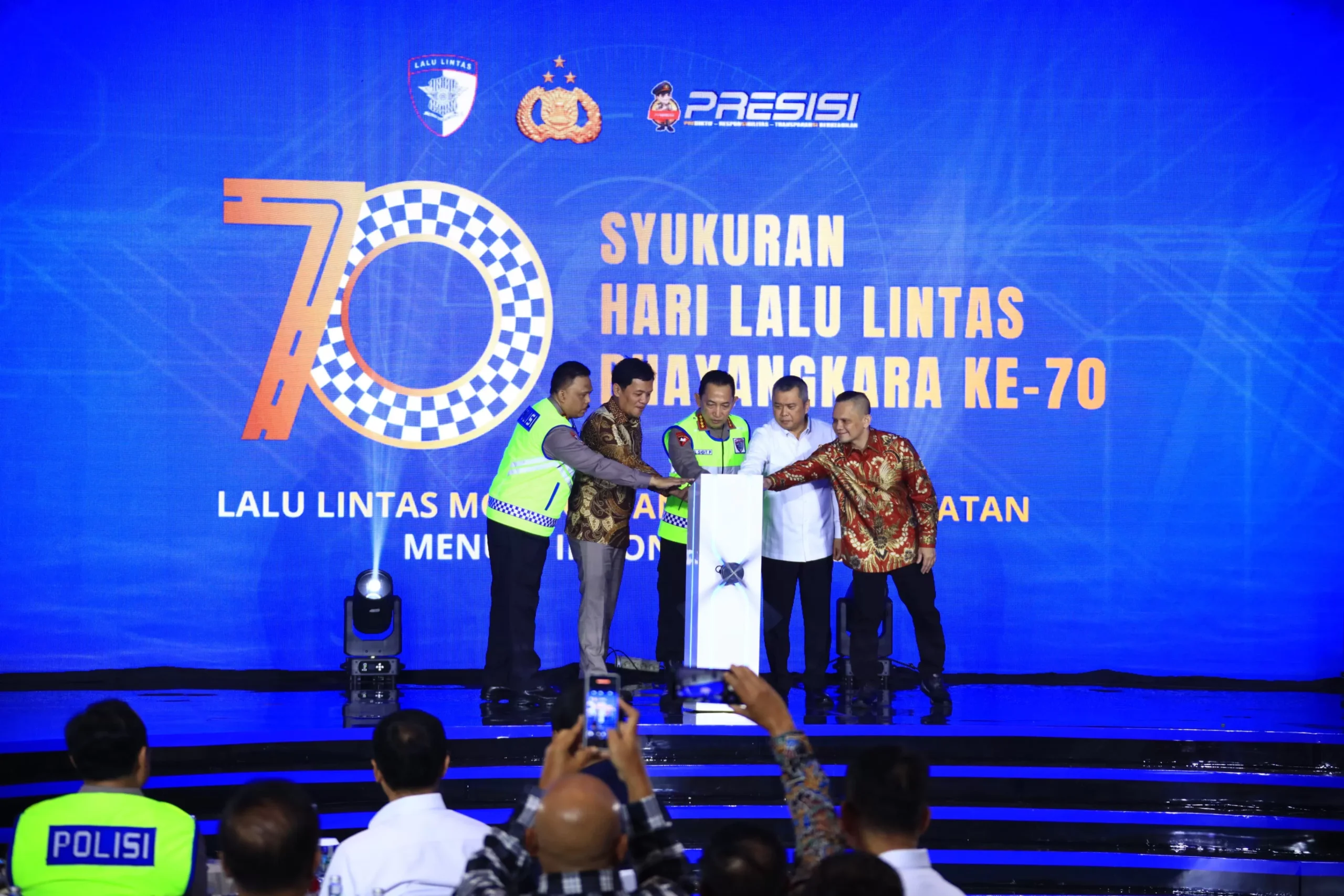 Kapolri Beri Kejutan Pin Emas Revolusi Digital Korlantas di Ulang Tahun Lalu Lintas scaled