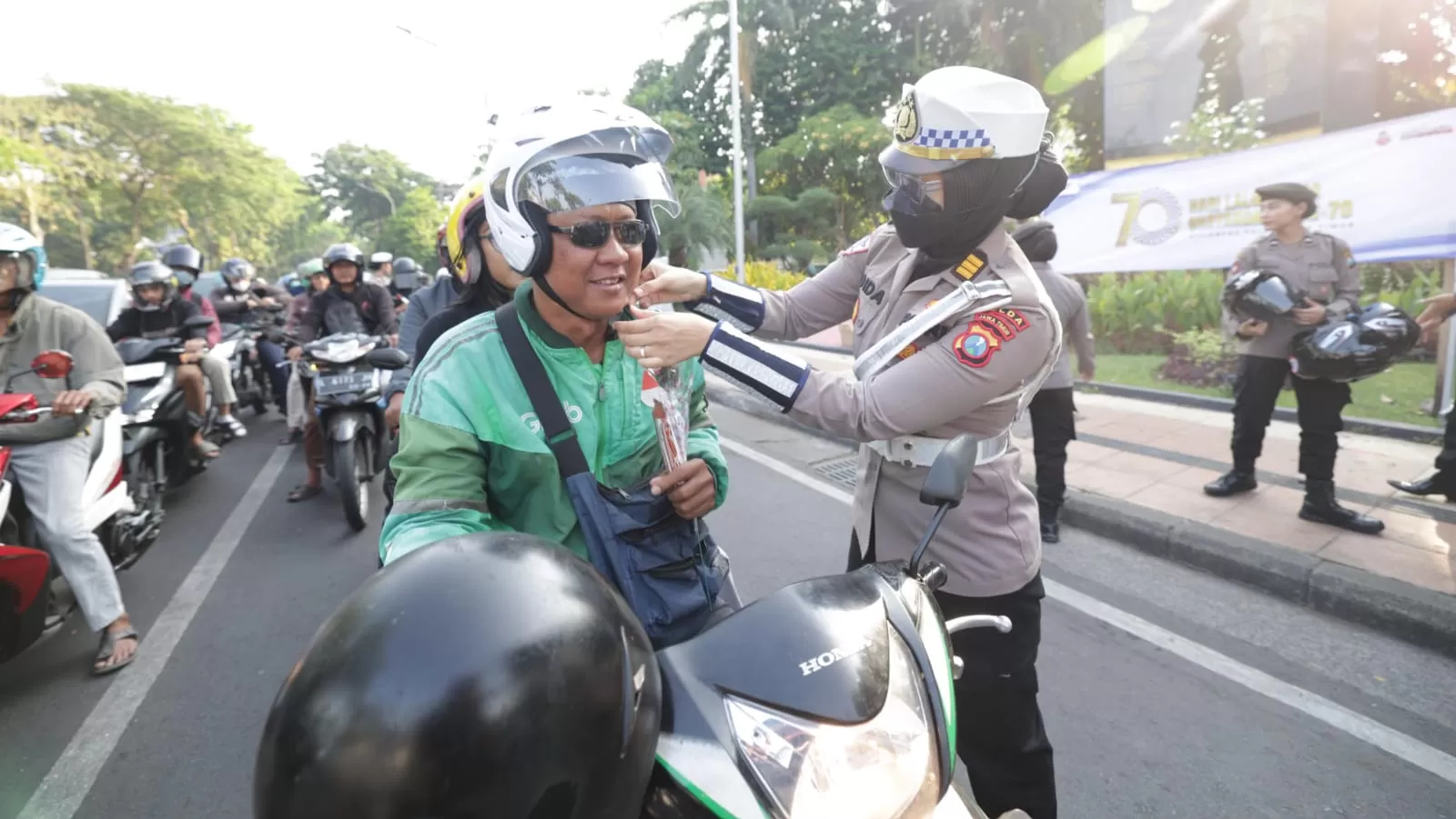 Polwan Jatim Ultah Aksi Jalanan Bikin Warga Terharu