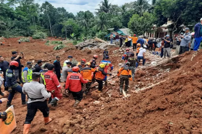 Operasi SAR Longsor Cilacap Tiga Korban Ditemukan Upaya Cari 17 Hilang Terus Berlanjut