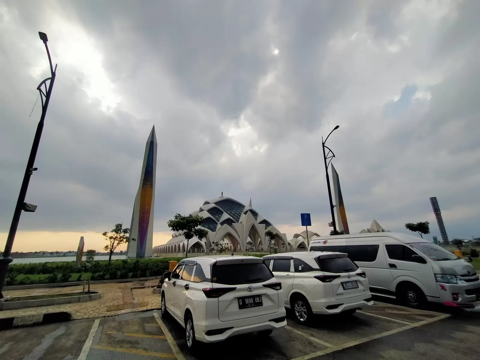 Syaa Trans Lembang Jelajahi Indonesia dengan Mobil Tour Impian Dimulai Sekarang