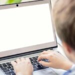 Waspada Bahaya Pangku Laptop, Bisa Picu Masalah Kulit