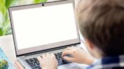 Waspada Bahaya Pangku Laptop, Bisa Picu Masalah Kulit