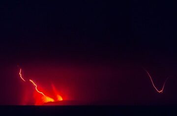 Penyebab Munculnya Petir Vulkanik Saat Gunung Anak Krakatau Erupsi
