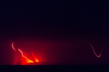 Penyebab Munculnya Petir Vulkanik Saat Gunung Anak Krakatau Erupsi