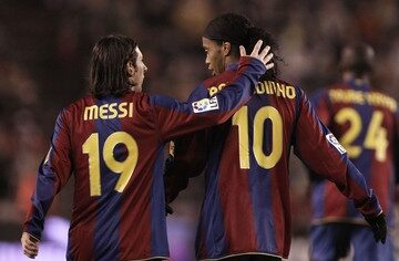 Ronaldinho Beri Ucapan Haru Saat Lionel Messi Pensiun