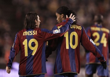 Ronaldinho Beri Ucapan Haru Saat Lionel Messi Pensiun